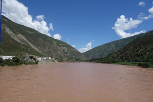 壮丽河谷中的棕红江水景观