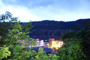 山林间的城市夜景微光