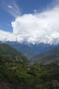 高山云海下的翠绿山谷