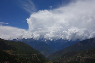 高山之巅的壮丽云海