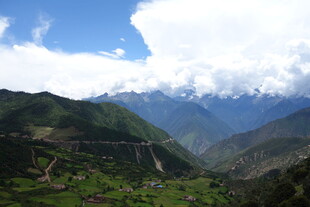 壮丽山景 云端下的绿色山谷