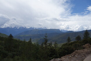 山间远眺壮丽雪山景观
