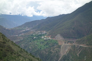 山间村落 蜿蜒公路穿行