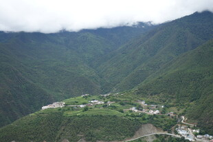 山间村落隐于青山云雾间