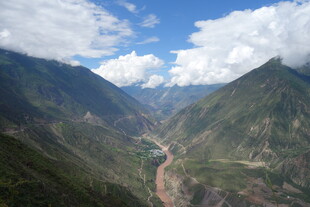 壮丽山谷间的蓝天白云