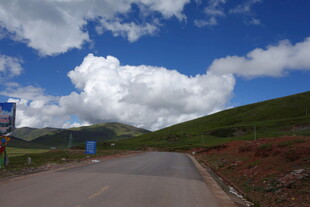 山间公路 蓝天白云相伴