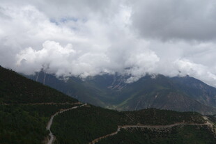 山间云雾缭绕的蜿蜒公路