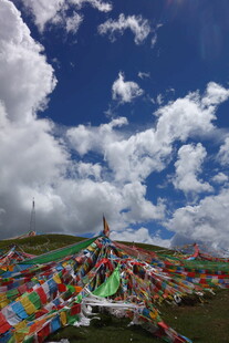 草原上的多彩经幡