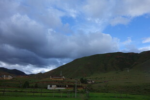 山间村落 云绕青山美景