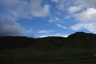 蓝天青山间的自然美景