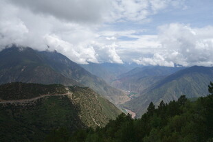 山间云雾缭绕的壮美景色