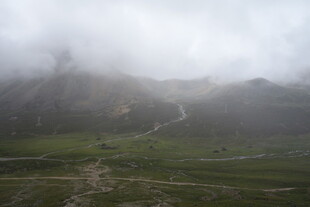 云雾缭绕的山间景色