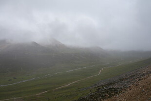 山间云雾缭绕的绿野风光