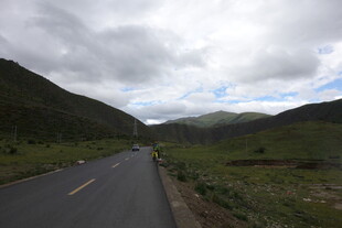 山间公路 云下绿野风光