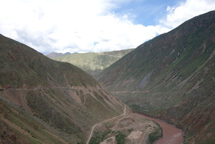 山谷中的蜿蜒道路