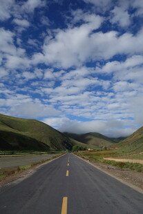 旷野公路 蓝天白云相伴