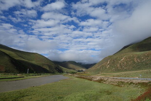 山间公路 蓝天白云绿草