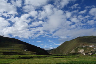 蓝天白云下的山间美景