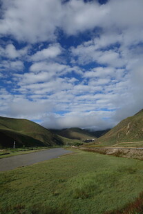 草原公路上的蓝天白云