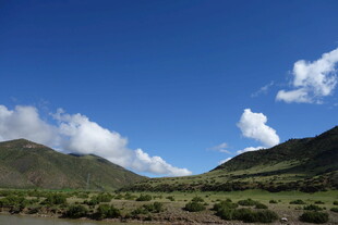 蓝天青山间的开阔景致