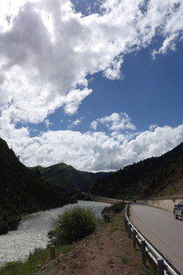 山间公路旁的河流与风景
