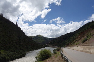 山间公路伴河流美景