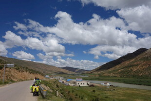 骑行在山间公路的美好风景