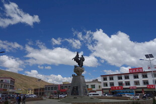 草原城镇中的雕塑景观