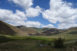 草原山峦间的蓝天白云