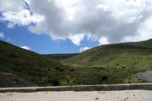 山间蓝天绿地美景