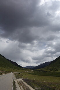 山间公路上的阴沉天空