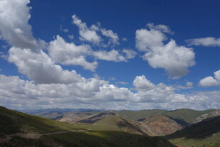 蓝天白云下的壮美山峦