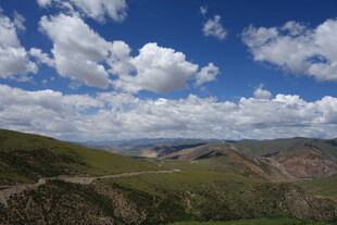 山间公路蓝天白云美景