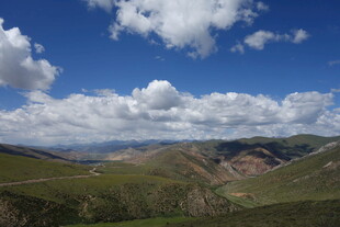 蓝天白云下的壮美山峦