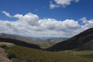 山间美景 蓝天白云绿地