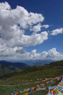 高原蓝天经幡美景
