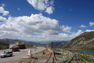 高原风光与经幡飘扬