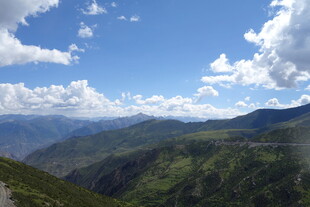 青山蓝天间的壮美山峦