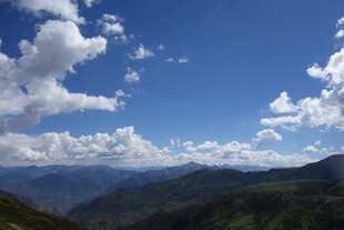 蓝天白云下的壮美山峦