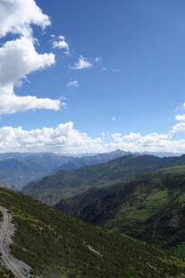 山间美景 蓝天白云映绿野