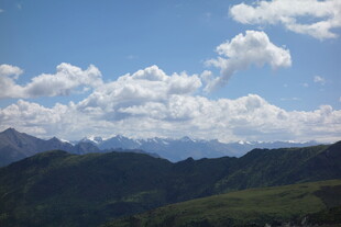 蓝天白云下的壮丽山脉