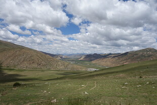 草原山峦间的蓝天白云