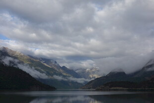云雾缭绕的山水美景