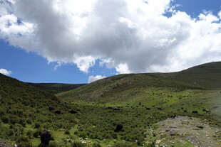 青山蓝天间的秀丽自然风光