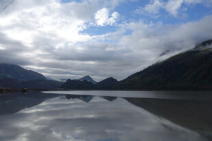 宁静山水间的湖光山色