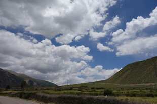 蓝天白云下的山间美景