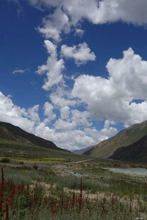 蓝天白云下的山间美景