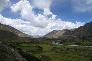 山间绿野 蓝天白云美景