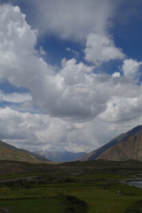 草原山峦间的蓝天白云