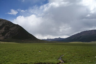 草原山谷间的壮丽风光